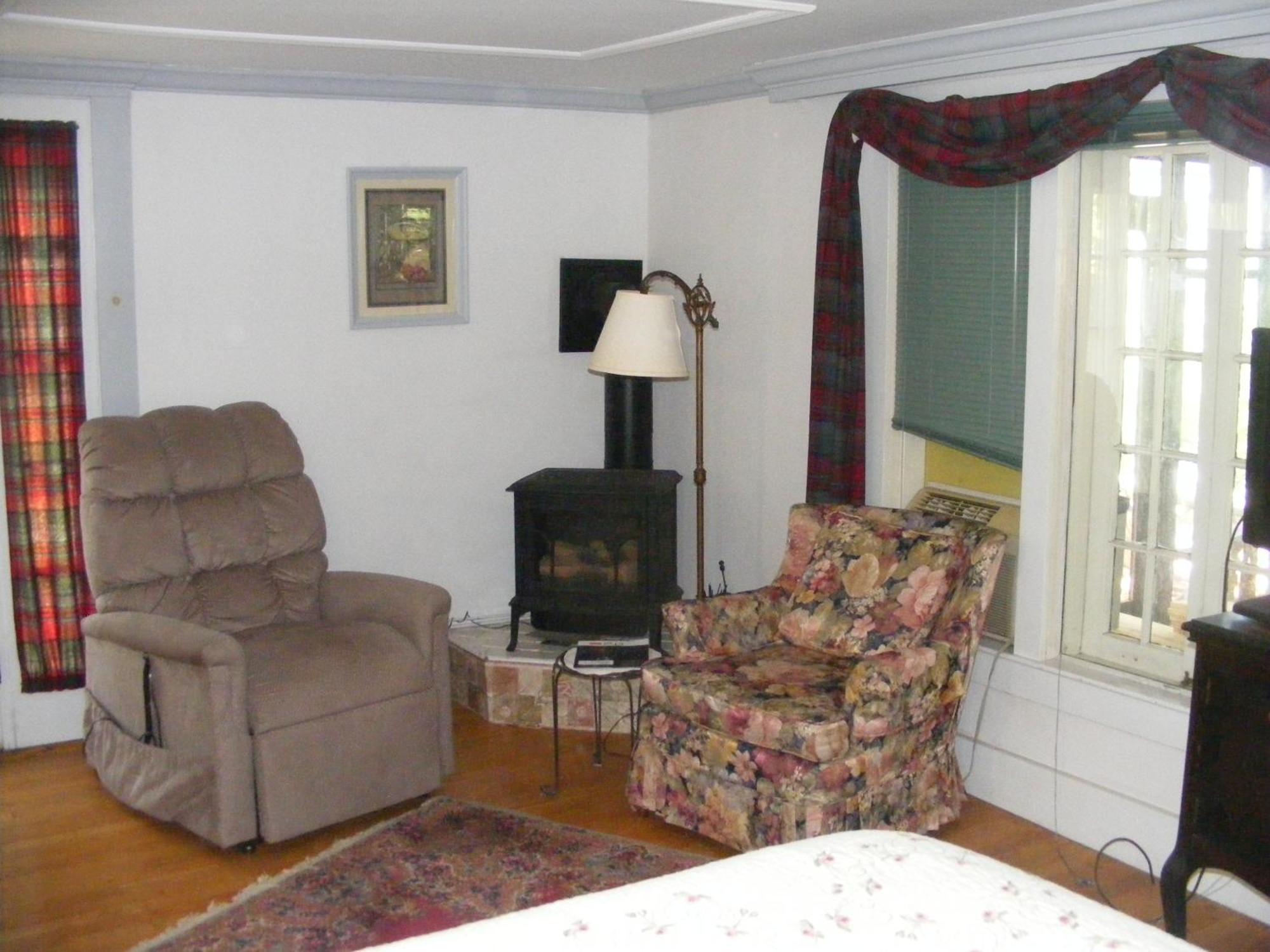 The Tartan Fox At The Meadmere Swanzey Exterior photo